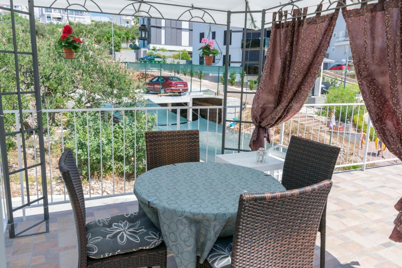 Apartments Zmika Примоштен Экстерьер фото