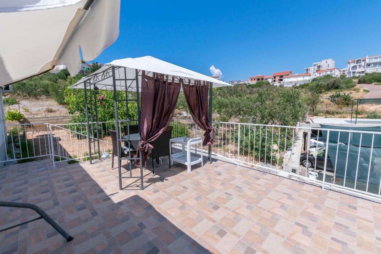 Apartments Zmika Примоштен Экстерьер фото