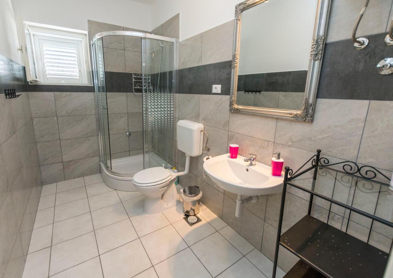Apartments Zmika Примоштен Экстерьер фото