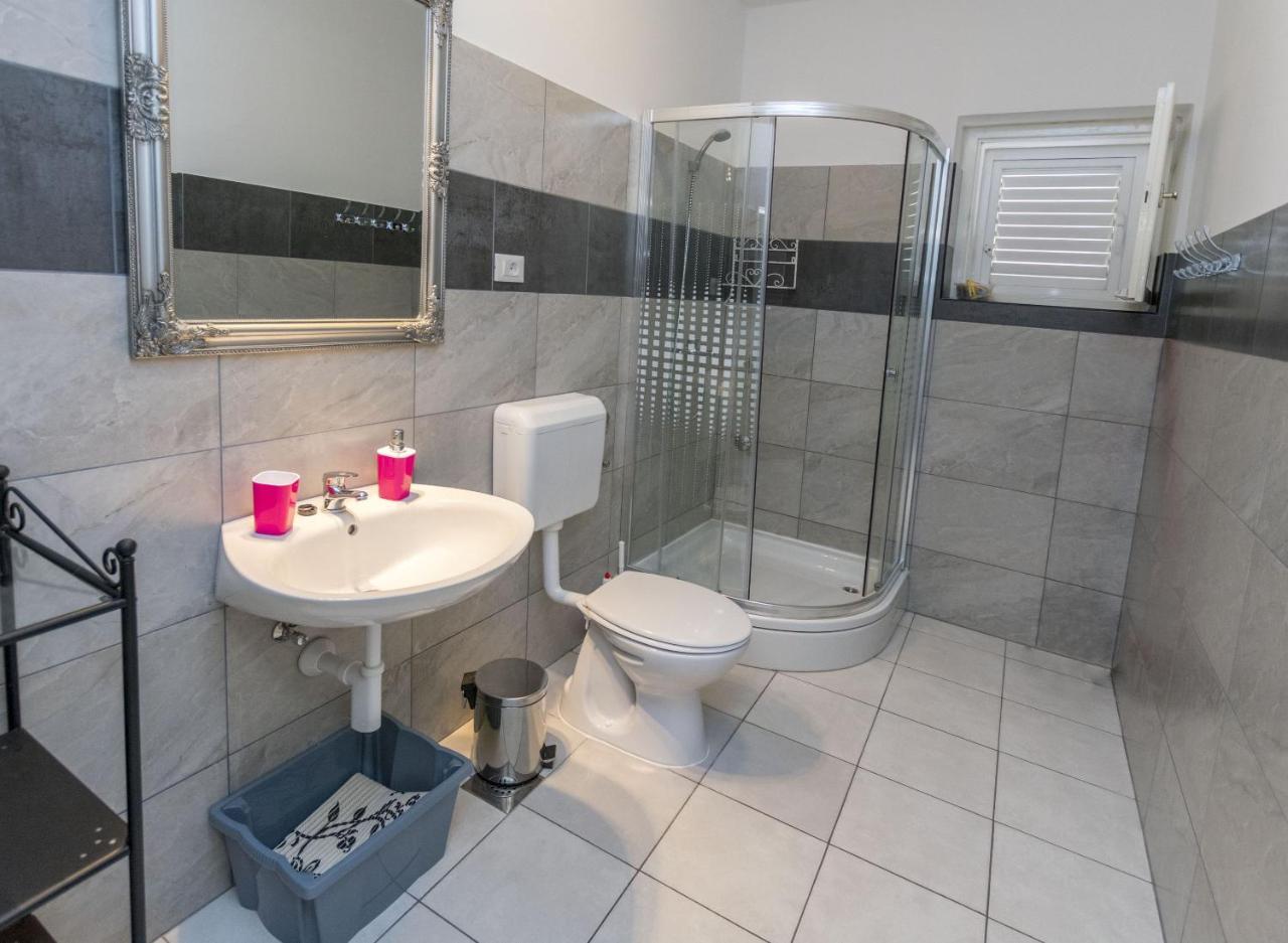 Apartments Zmika Примоштен Экстерьер фото